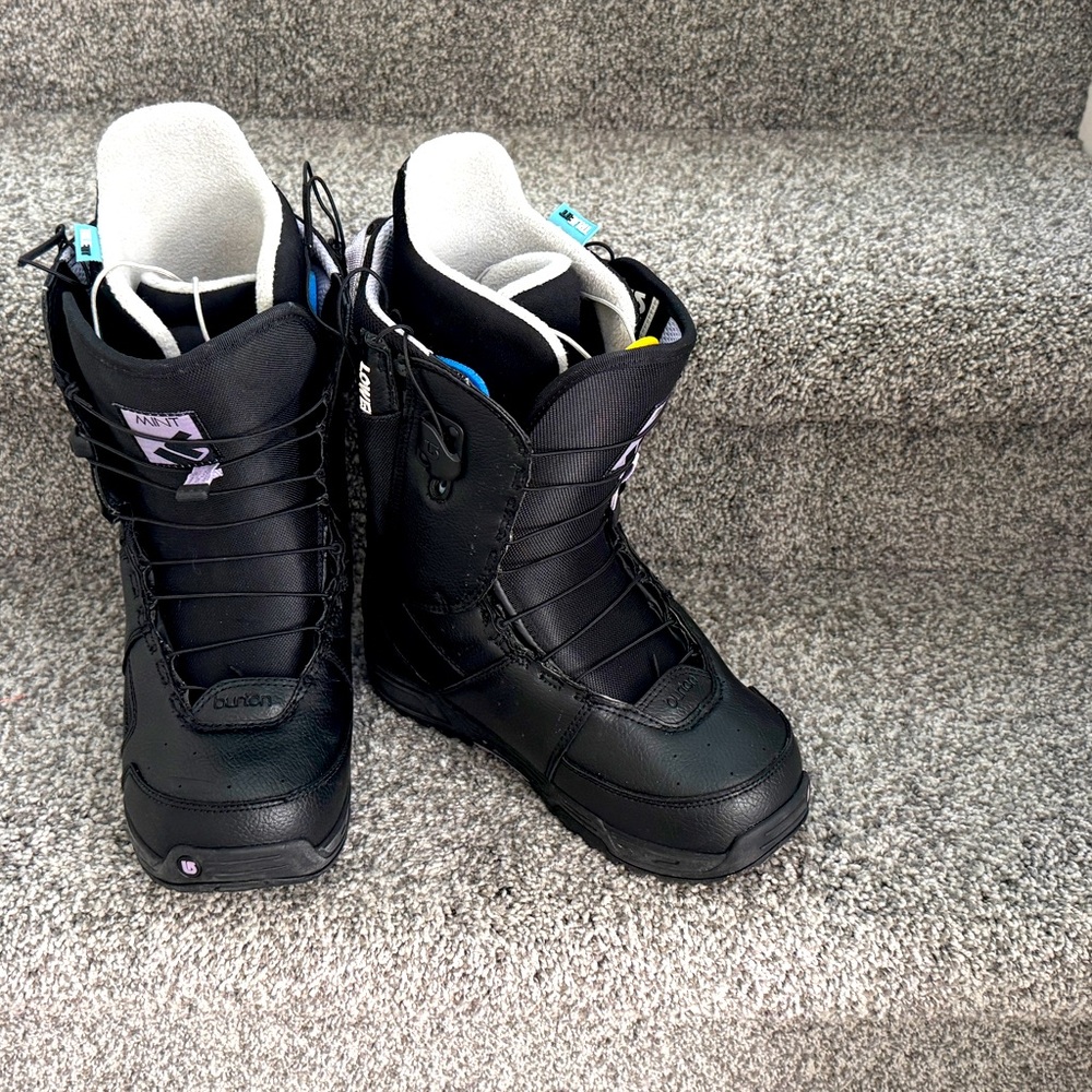 Size 5.5 Women’s Burton Mint Snowboard Boots